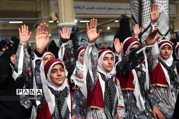 دیدار هزاران نفر از دانش‌آموزان و دانشجویان با مقام معظم رهبری