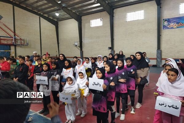 حضور مدیرکل آموزش و پرورش استان فارس در بین دانش‌آموزان ورزشکار شهرستان سروستان
