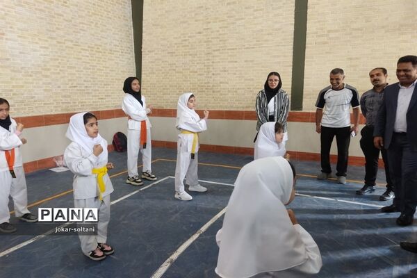 حضور مدیرکل آموزش و پرورش استان فارس در بین دانش‌آموزان ورزشکار شهرستان سروستان