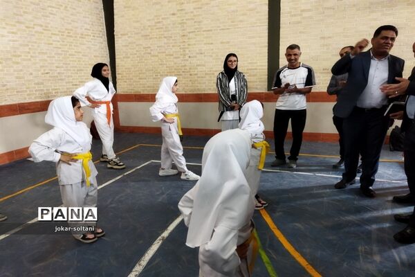 حضور مدیرکل آموزش و پرورش استان فارس در بین دانش‌آموزان ورزشکار شهرستان سروستان
