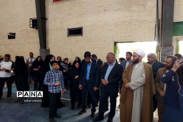 حضور مدیرکل آموزش و پرورش استان فارس در بین دانش‌آموزان ورزشکار شهرستان سروستان