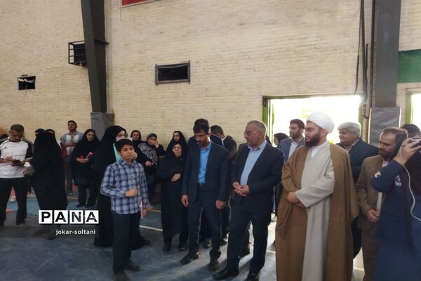 حضور مدیرکل آموزش و پرورش استان فارس در بین دانش‌آموزان ورزشکار شهرستان سروستان