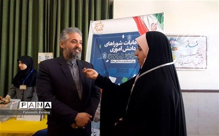 شورای دانش‌آموزی نقش بسزایی در مدرسه دارد