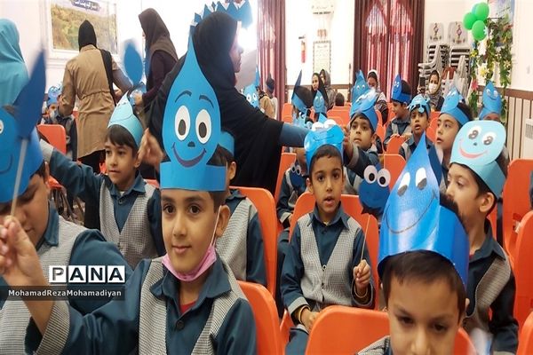برگزاری جشن آب در دبستان شاهد آقا مصطفی خمینی (ره)کاشمر