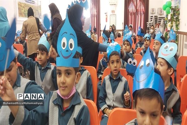 برگزاری جشن آب در دبستان شاهد آقا مصطفی خمینی (ره)کاشمر