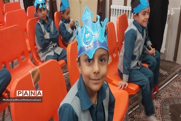 برگزاری جشن آب در دبستان شاهد آقا مصطفی خمینی (ره)کاشمر