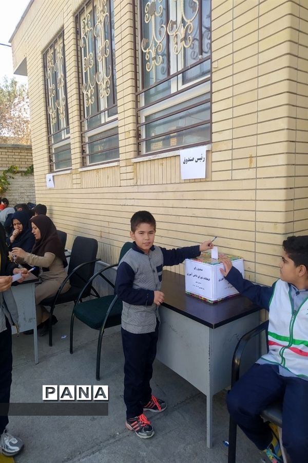 انتخابات شورای دانش‌آموزی مدرسه معلم دوره دوم