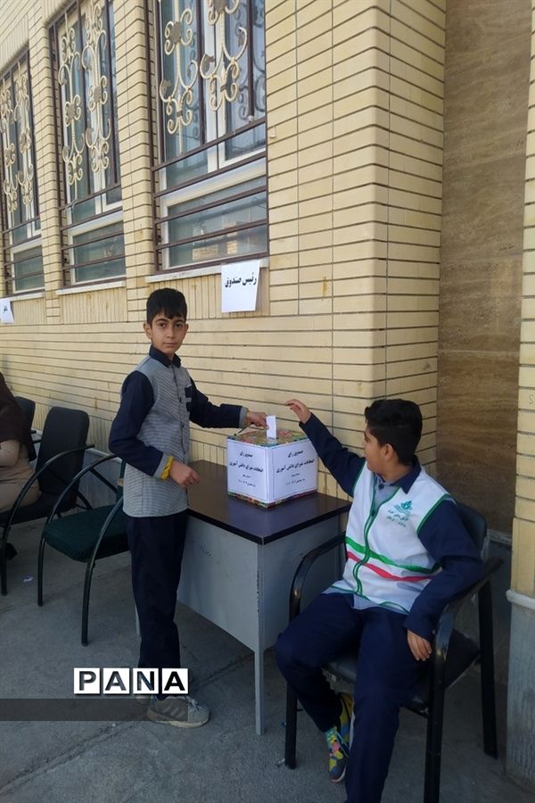 انتخابات شورای دانش‌آموزی مدرسه معلم دوره دوم