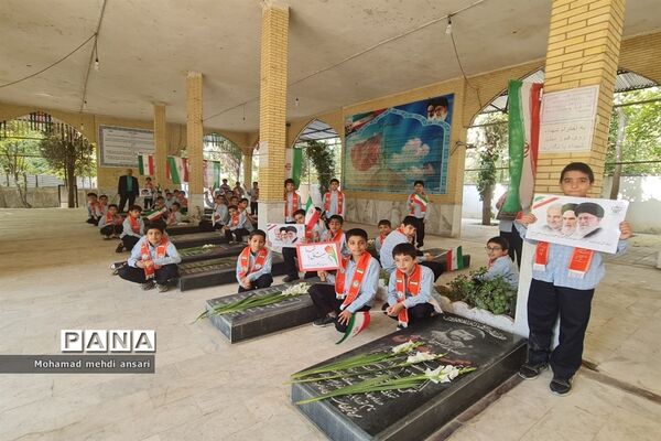 میثاق دانش‌آموزان ناحیه دو شیراز با شهدا به‌مناسبت هفته بسیج دانش آموزی
