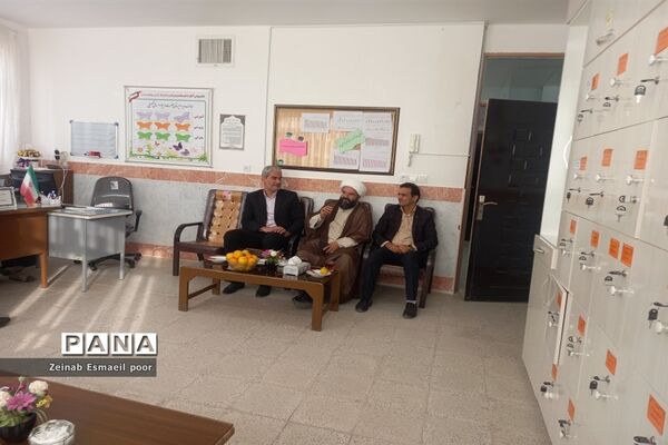 دیدار نماینده ترشیز با دانش‌آموزان دبیرستان حضرت مریم شهرستان کاشمر
