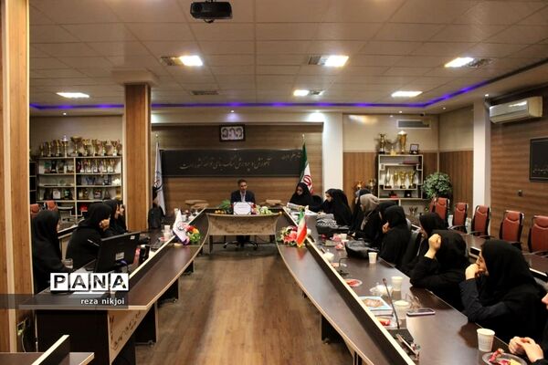 آیین تجلیل از نو معلمان ابتدایی ناحیه یک بهارستان