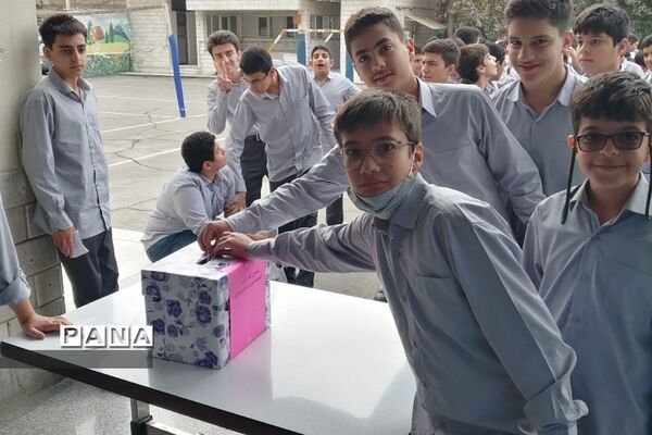 شور و اشتیاق دانش‌آموزان ناحیه دو ری در  انتخابات شورای دانش‌آموزی