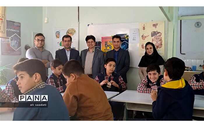 انجام فعالیت‌های آزمایشگاهی علاوه بر تثبیت یادگیری منجر به کسب مهارت  می‌شود