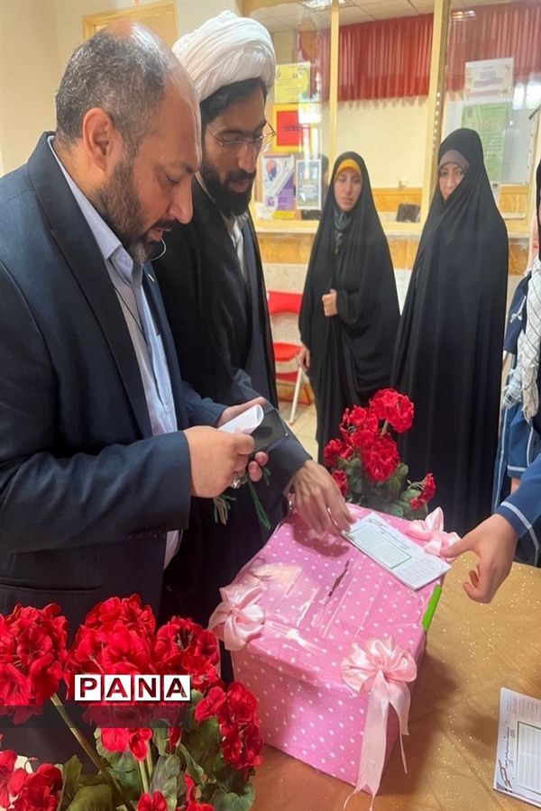 بازدید معاون پرورشی و فرهنگی البرز از برگزاری انتخابات شورای دانش آموزی