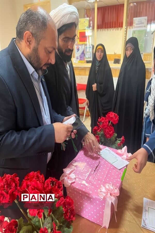 بازدید معاون پرورشی و فرهنگی البرز از برگزاری انتخابات شورای دانش آموزی