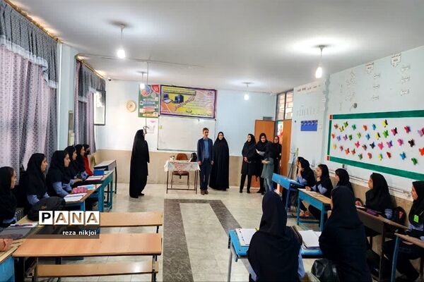 نمایشگاه دست سازه‌های هنرستان هنرهای زیبا ناحیه یک بهارستان
