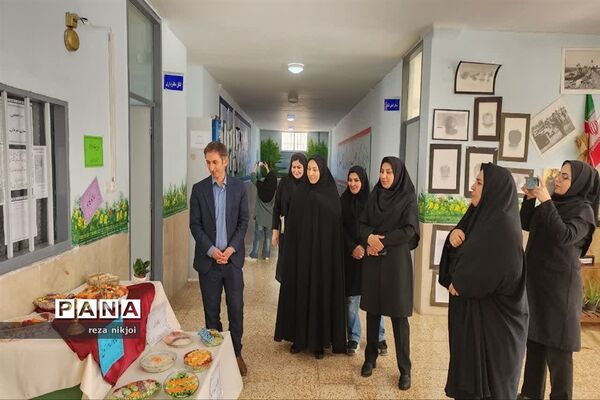نمایشگاه دست سازه‌های هنرستان هنرهای زیبا ناحیه یک بهارستان