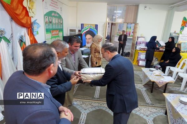 تجلیل از مربیان مدرسه استثنایی نسترن شهرستان بجنورد استان خراسان شمالی