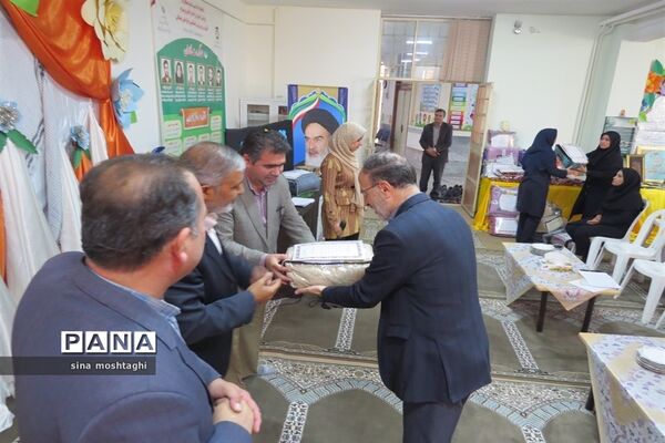 تجلیل از مربیان مدرسه استثنایی نسترن شهرستان بجنورد استان خراسان شمالی