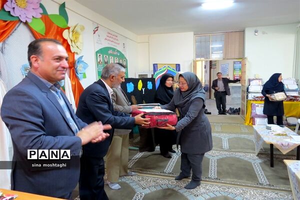 تجلیل از مربیان مدرسه استثنایی نسترن شهرستان بجنورد استان خراسان شمالی