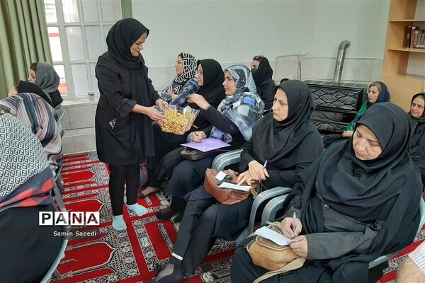 برگزاری اولین جلسه آموزش خانواده در دبیرستان پویش ناحیه ۳ شیراز