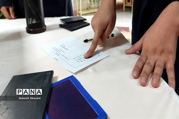 برگزاری بیست و ششمین دوره انتخابات شورای دانش‌آموزی در دبیرستان غیابی