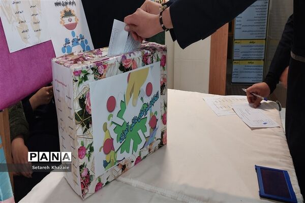 برگزاری بیست و ششمین دوره انتخابات شورای دانش‌آموزی در دبیرستان غیابی