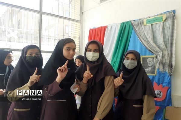 انتخابات شورای دانش‌آموزی در دبیرستان دخترانه رفعت