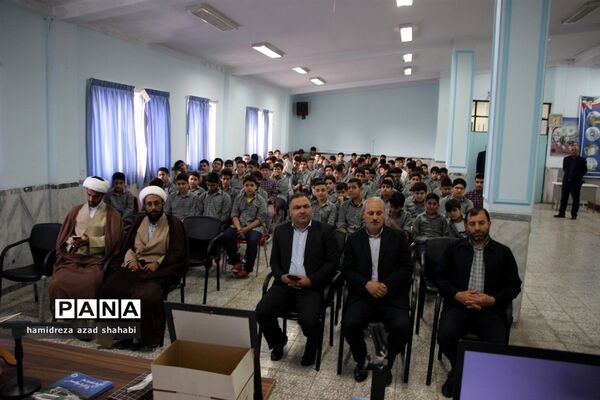 نشست نماینده ولی فقیه در مازندران با دانش‌آموزان دبیرستان سمپاد ساری