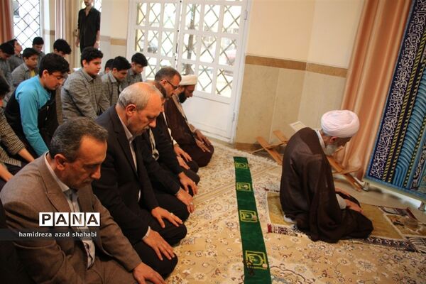 نشست نماینده ولی فقیه در مازندران با دانش‌آموزان دبیرستان سمپاد ساری