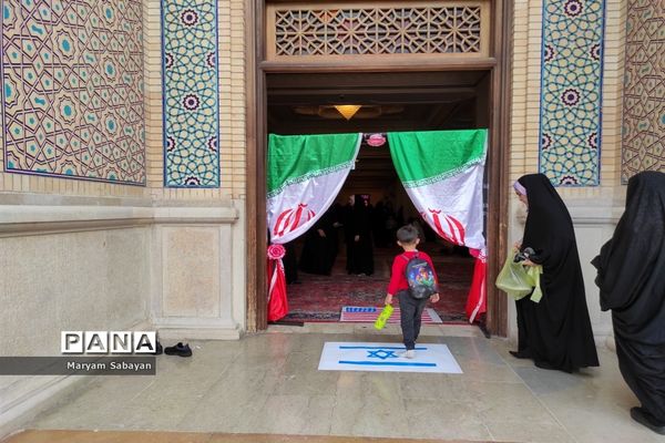 حضور پرشور دانش‌آموزان شیرازی در نمازجمعه 12 آبان ماه 1402