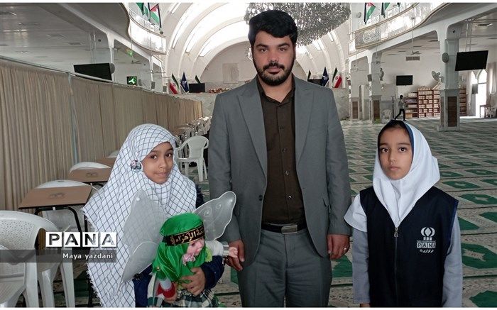 ۱۳ آبان معلمی است که به دانش‌آموزان درس استکبار ستیزی می‌دهد