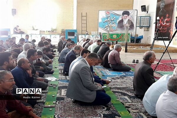 حضور پرشور دانش‌آموزان کوهچناری در نماز جمعه