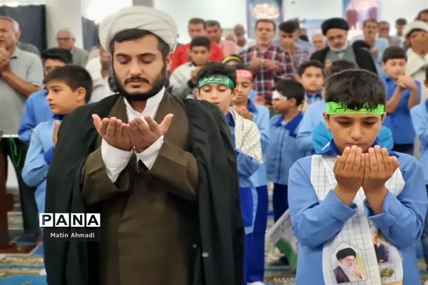 حضور پر شور دانش‌آموزان در نماز جمعه پارسیان