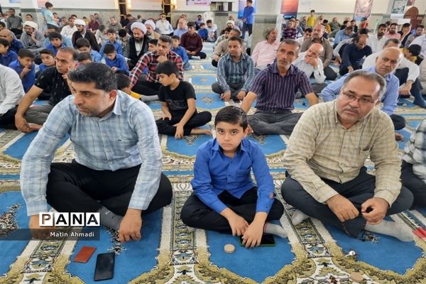 حضور پر شور دانش‌آموزان در نماز جمعه پارسیان