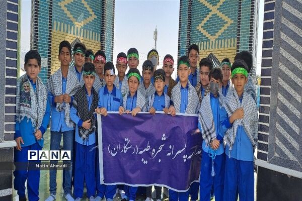 حضور پر شور دانش‌آموزان در نماز جمعه پارسیان