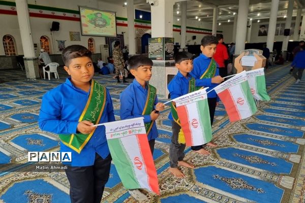 حضور پر شور دانش‌آموزان در نماز جمعه پارسیان