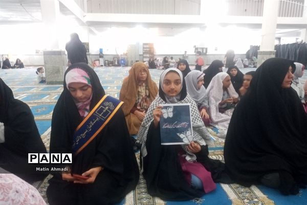 حضور پر شور دانش‌آموزان در نماز جمعه پارسیان