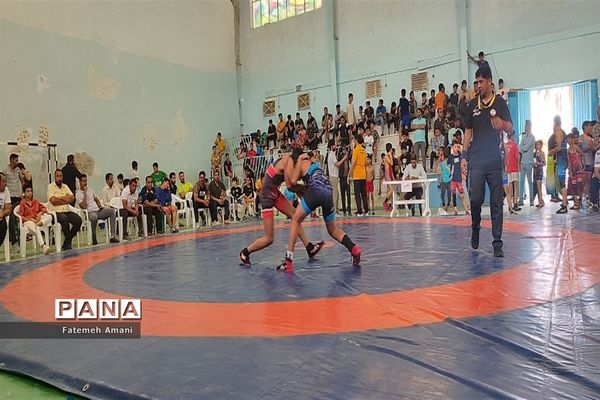 رقابت های کشتی آزاد چند جانبه به میزبانی شهرستان حاجی آباد