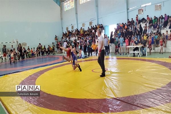 رقابت های کشتی آزاد چند جانبه به میزبانی شهرستان حاجی آباد