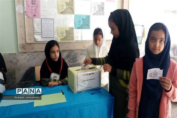 برگزاری انتخابات شورای دانش‌آموزی در مدرسه شهید خاقانی شهرستان شیروان