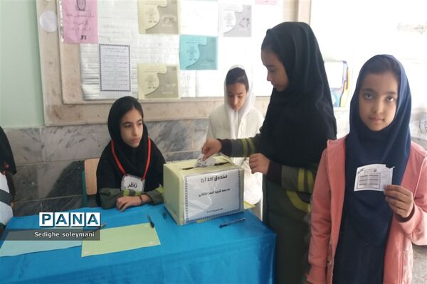 برگزاری انتخابات شورای دانش‌آموزی در مدرسه شهید خاقانی شهرستان شیروان