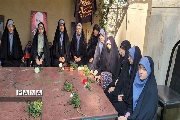 غبار روبی مزار شهدا در آستانه روز دانش‌آموز در مصلی کرج