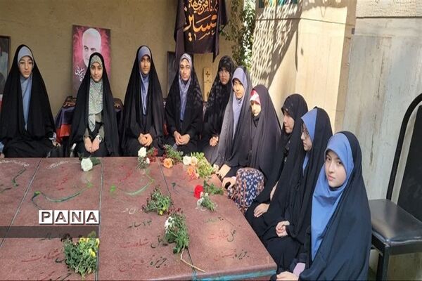 غبار روبی مزار شهدا در آستانه روز دانش‌آموز در مصلی کرج