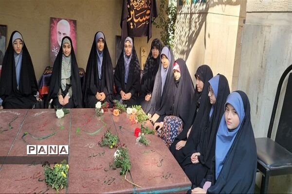غبار روبی مزار شهدا در آستانه روز دانش‌آموز در مصلی کرج