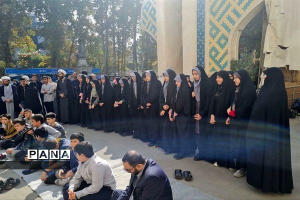 غبار روبی مزار شهدا در آستانه روز دانش‌آموز در مصلی کرج