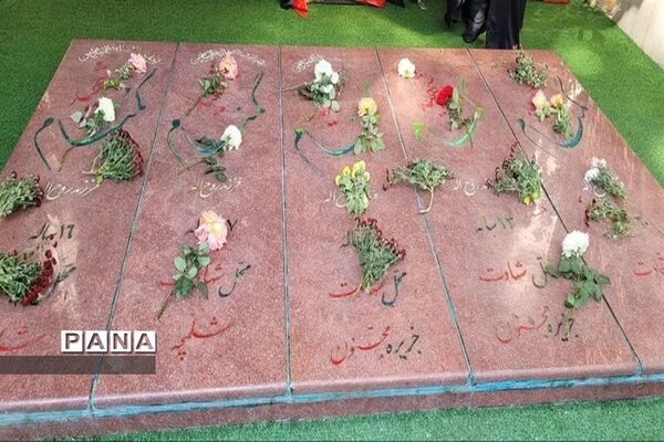 غبار روبی مزار شهدا در آستانه روز دانش‌آموز در مصلی کرج