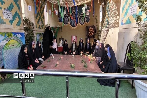 غبار روبی مزار شهدا در آستانه روز دانش‌آموز در مصلی کرج
