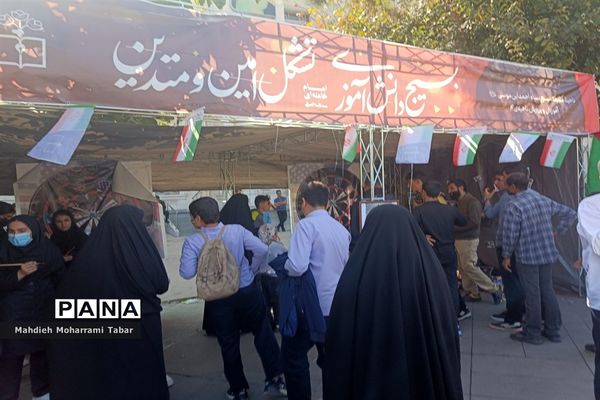 حضور پرشور دانش‌آموزان شیرازی در یوم الله ۱۳ آبان