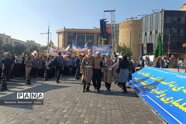 حضور پرشور دانش‌آموزان شیرازی در یوم الله ۱۳ آبان
